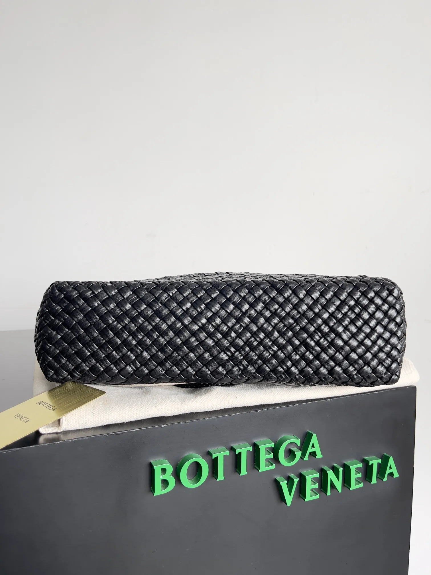 Batch 5960 BV collectible small woven handbags are really YYDS!! Bottega Veneta’s most classic small woven handbags are back! ! We use the highest quality leather with the highest craftsmanship❤️ to create the most expensive works. We have created the original Intrecciato leather weaving process❤️ This unique traditional exclusive leather weaving method has not only become our logo but also reflects the time-consuming and labor-intensive craftsmanship of our products❤️ The new TOSCA handbag must be a selection worth collecting🆕⚠️⚠️Babies, malachite can be sold separately and can be assembled by yourself Style number: 716974 Size: 27*9*18cm